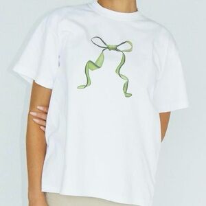 NWOT. Green Bow Graphic T-Shirt Size: Small